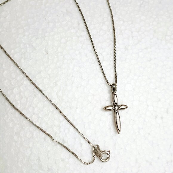BSD Vintage 925 Cross Necklace 18" Petite Etched Pendant - Picture 1 of 8